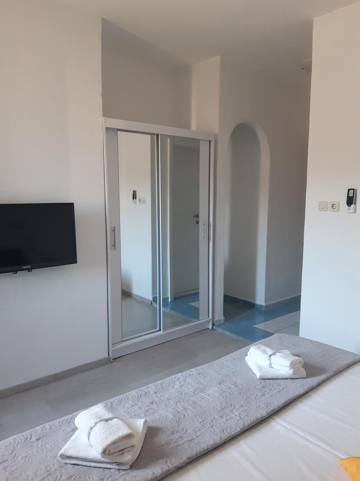 Apartments By The Sea Pag - 16100 Pag Town Zimmer foto